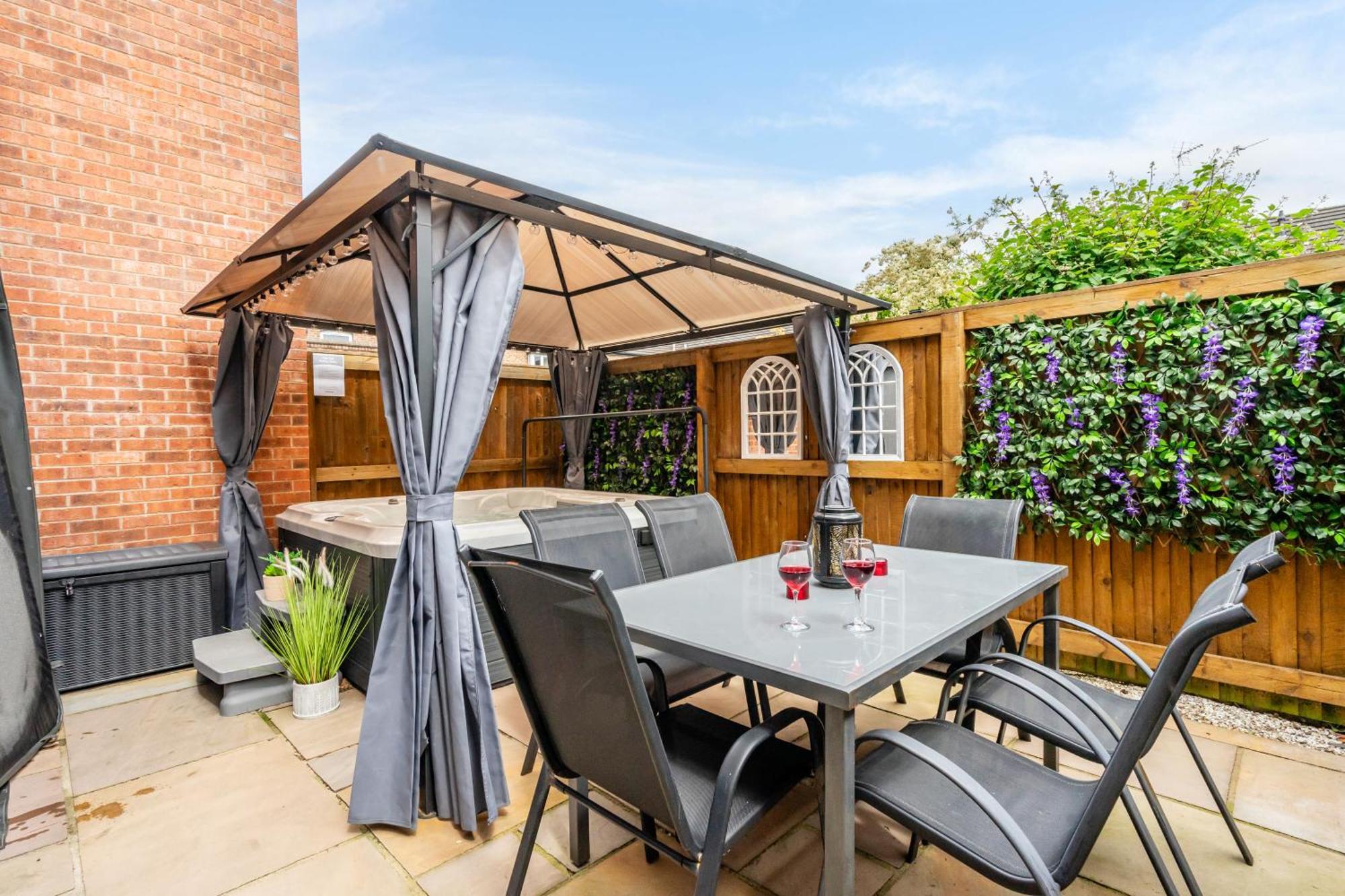 The Ebor House - With Hot Tub Holiday home