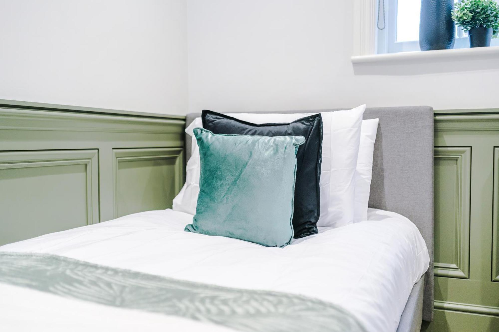 Stunning - Sleep 18 Apartment York