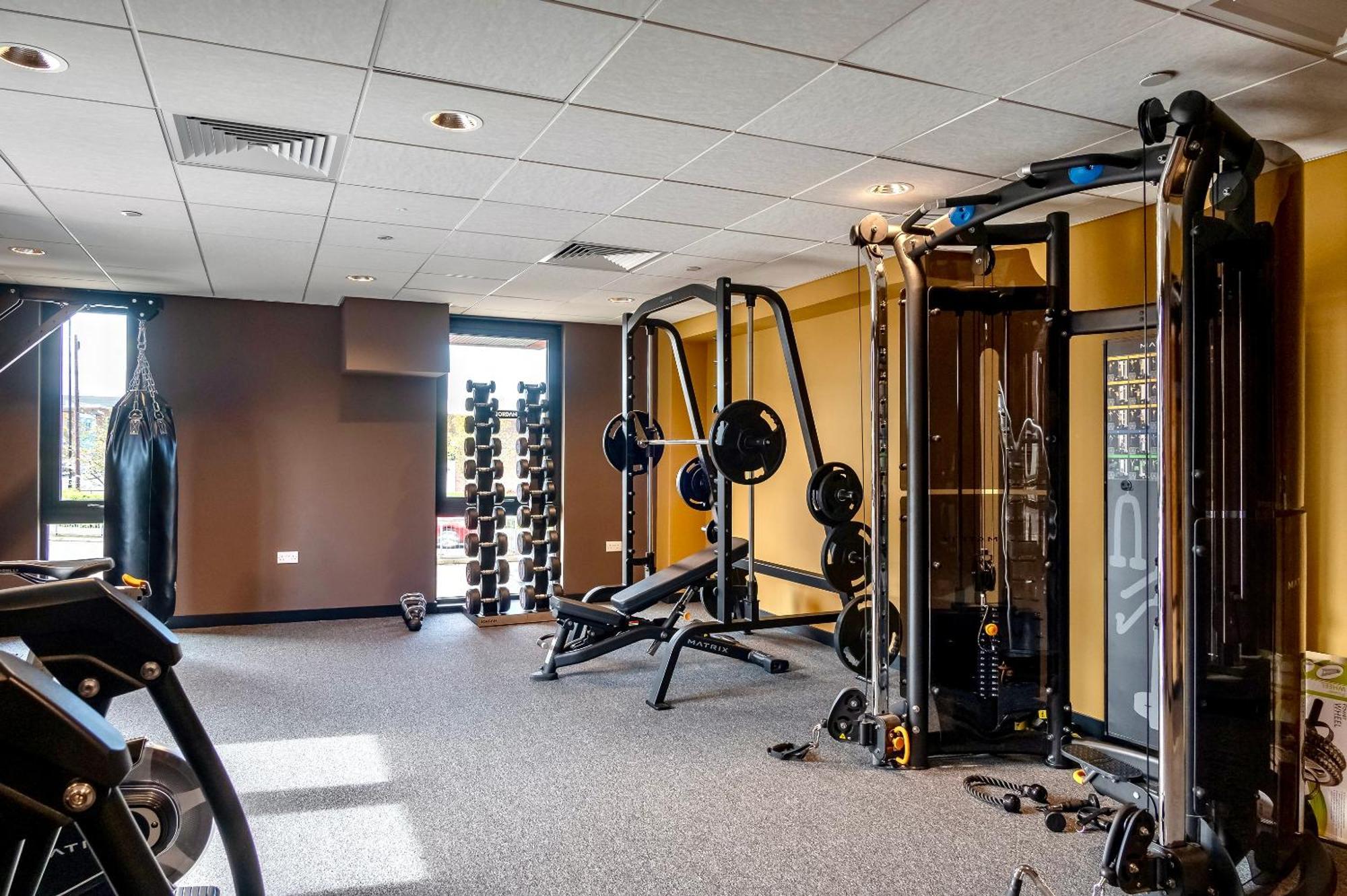 Apartment Retreat For 4 With Free Parking And Gym Access