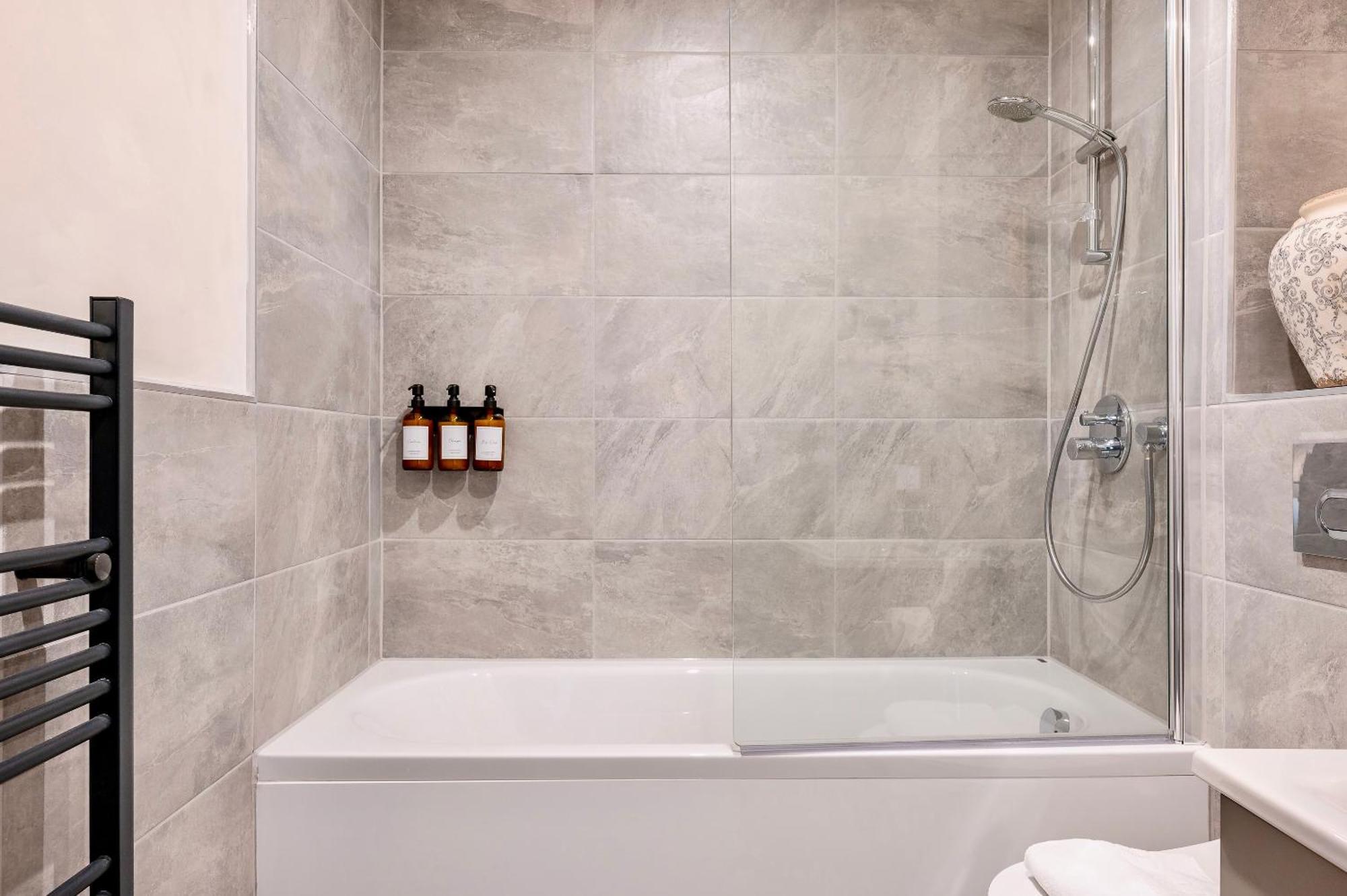 Apartment Retreat For 4 With Free Parking And Gym Access *