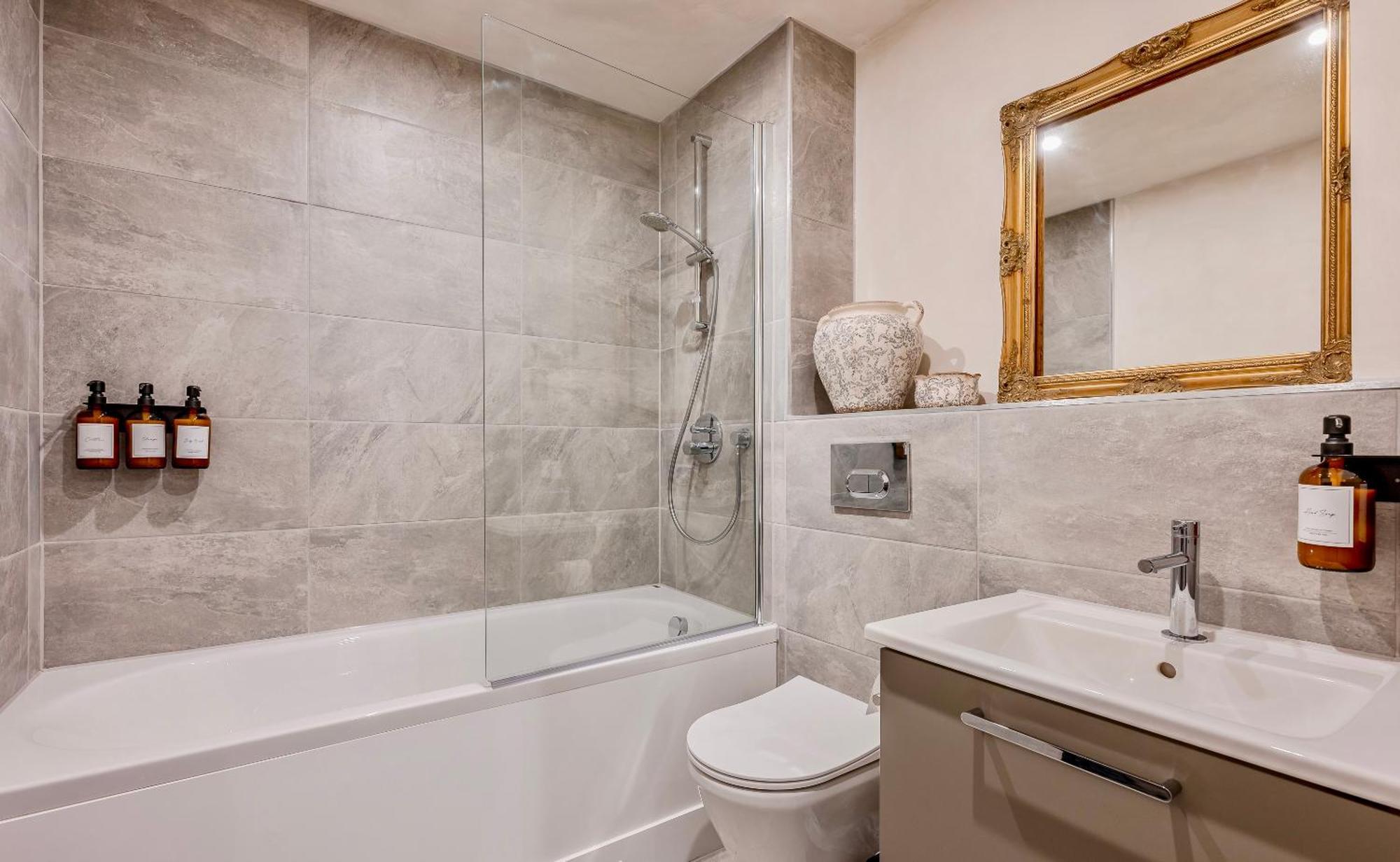 Retreat For 4 With Free Parking And Gym Access *