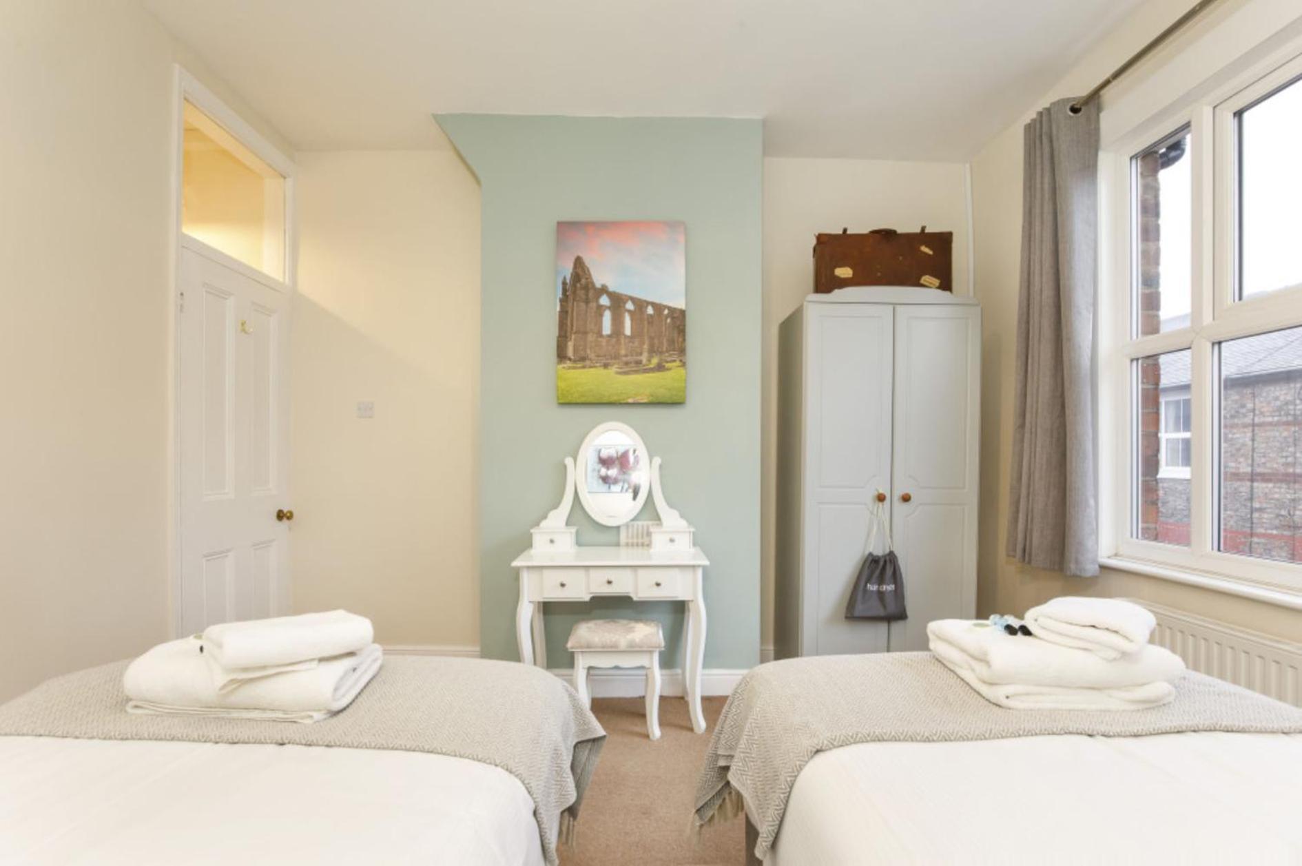 2 Bed House By Bishy Road & River * York