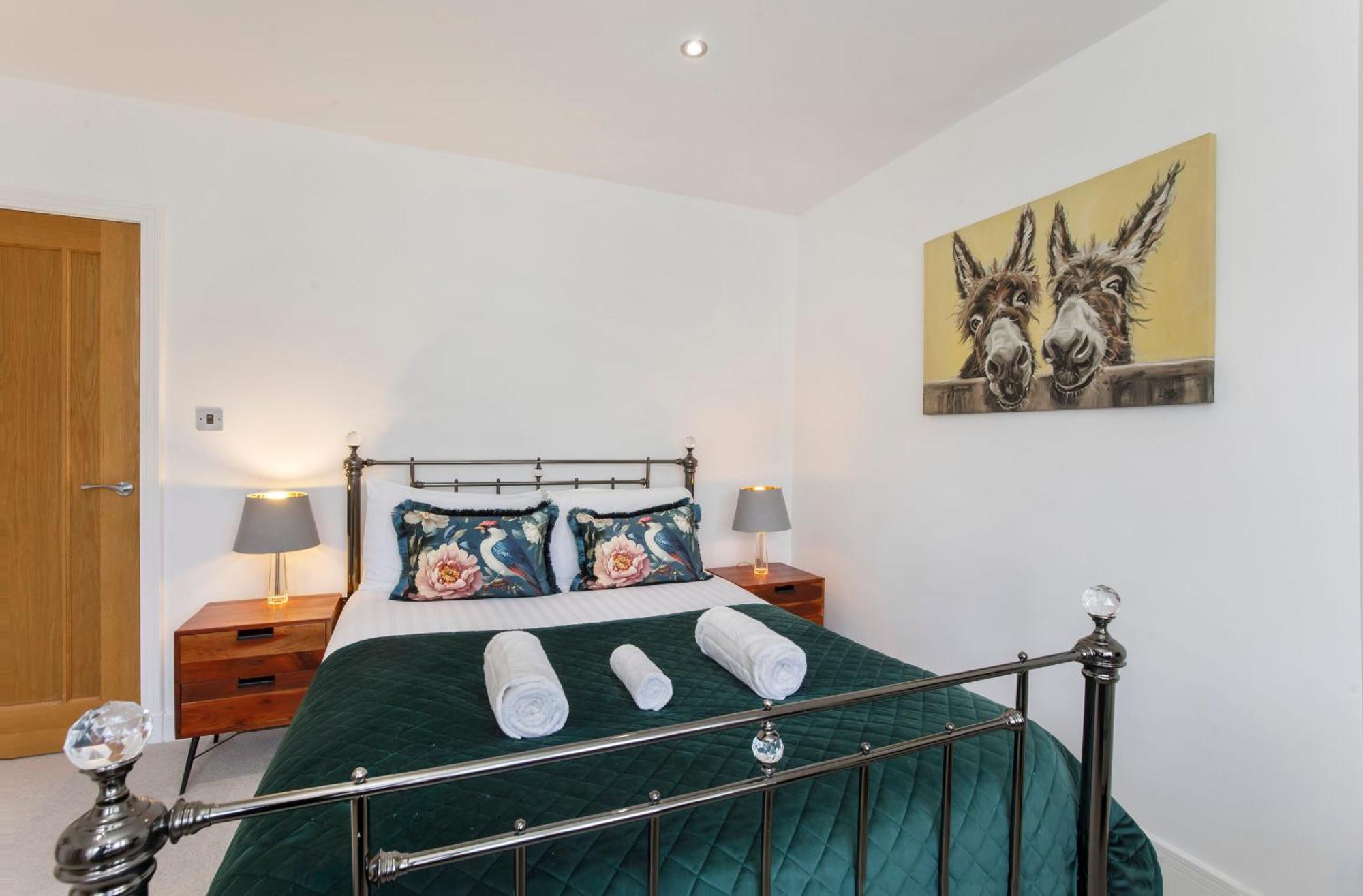 White House Apartments-free Parking 1 Car Per *