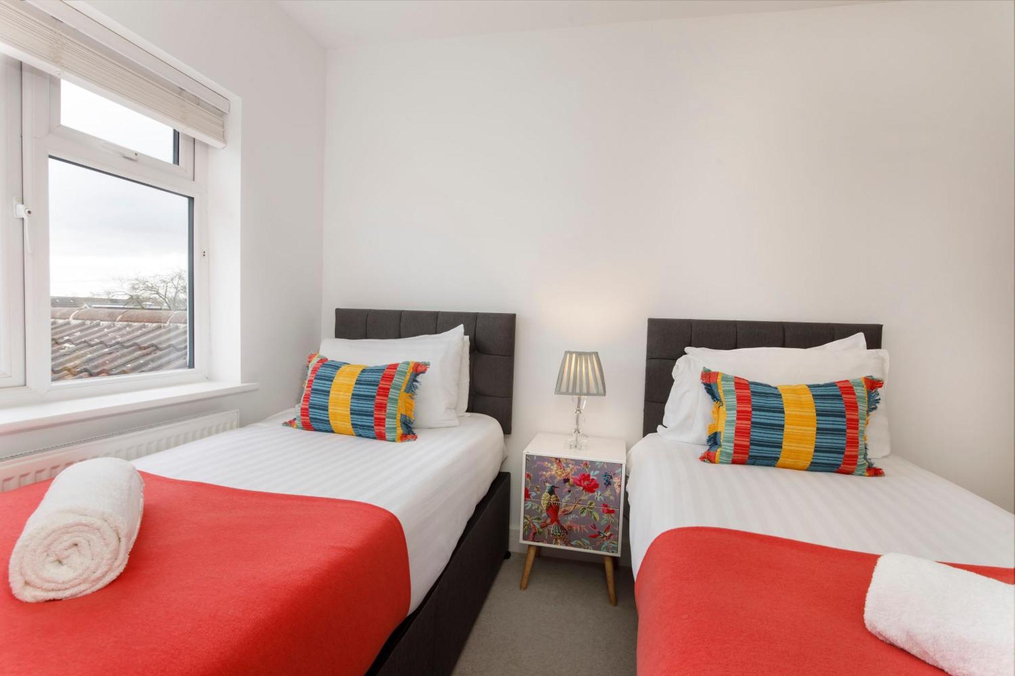 White House Apartments-free Parking 1 Car Per