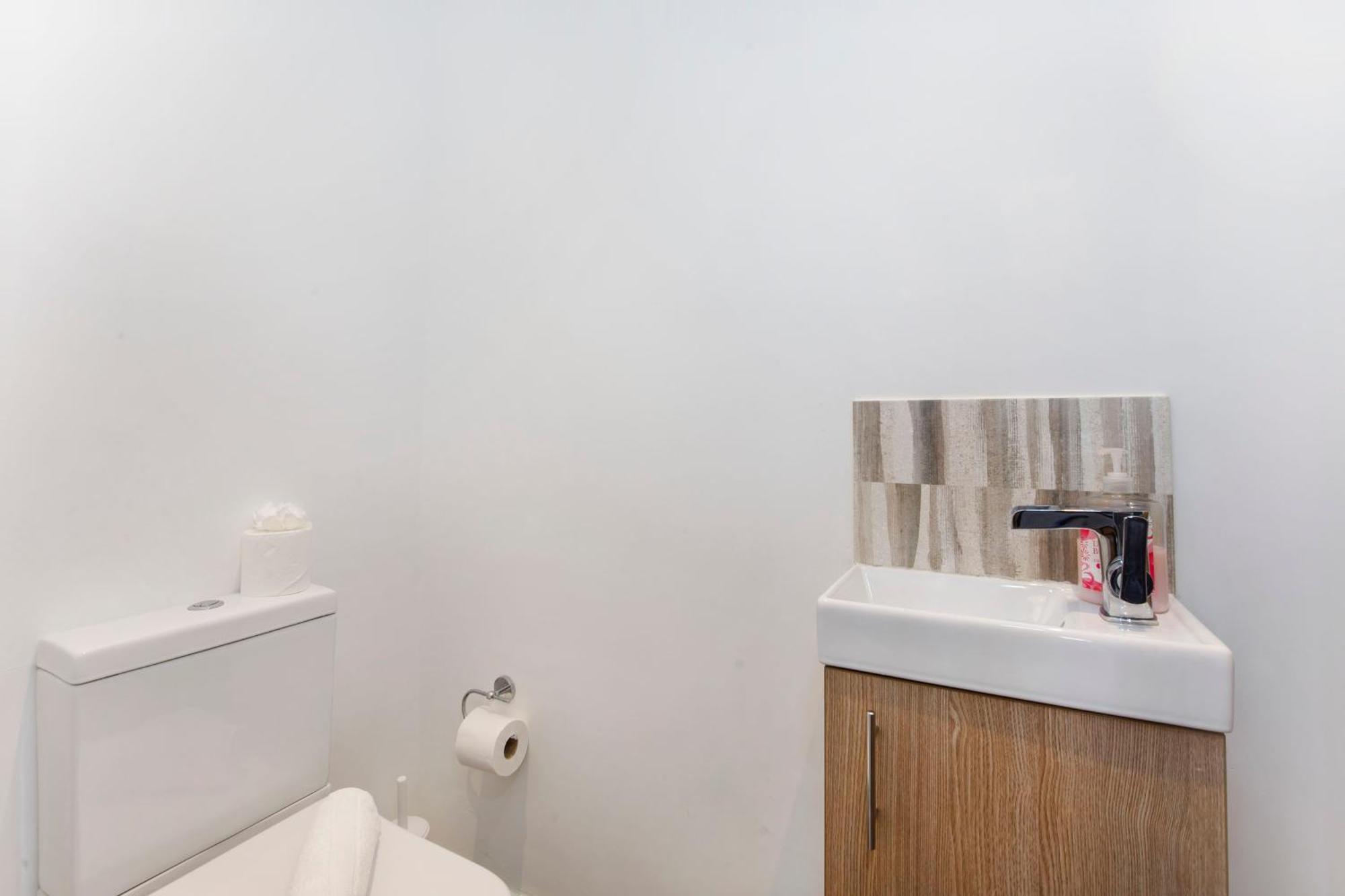 Apartment White House Apartments-free Parking 1 Car Per