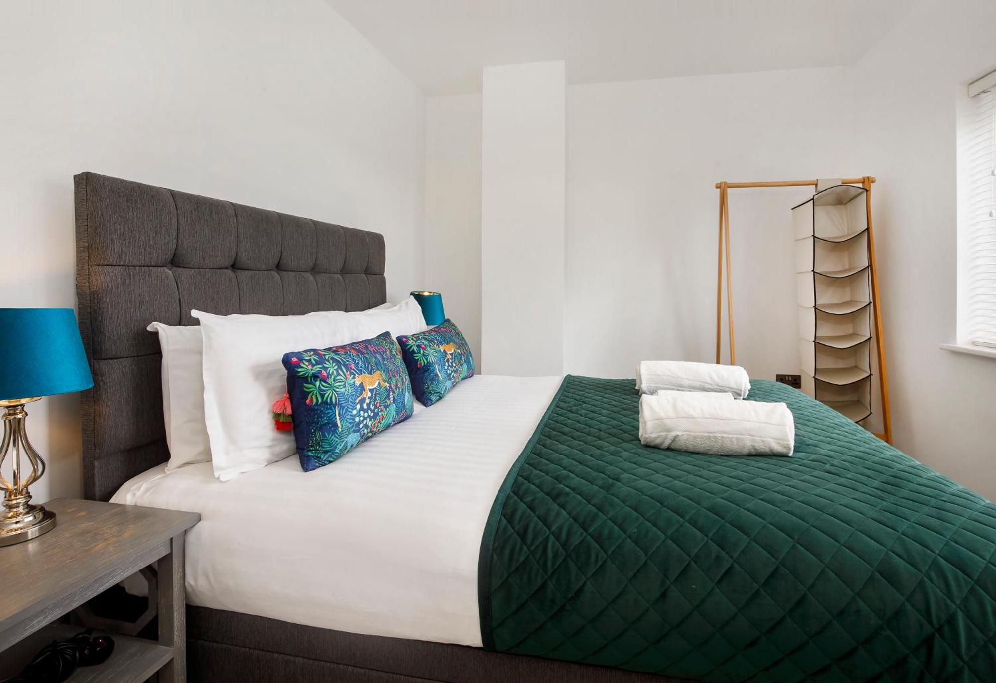 White House Apartments-free Parking 1 Car Per