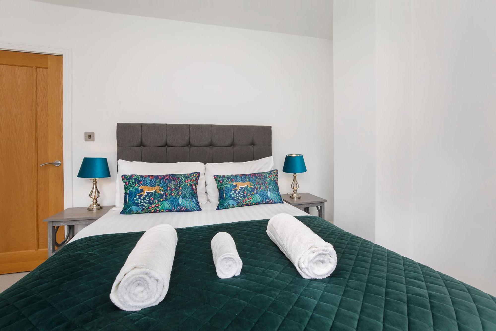 White House Apartments-free Parking 1 Car Per *