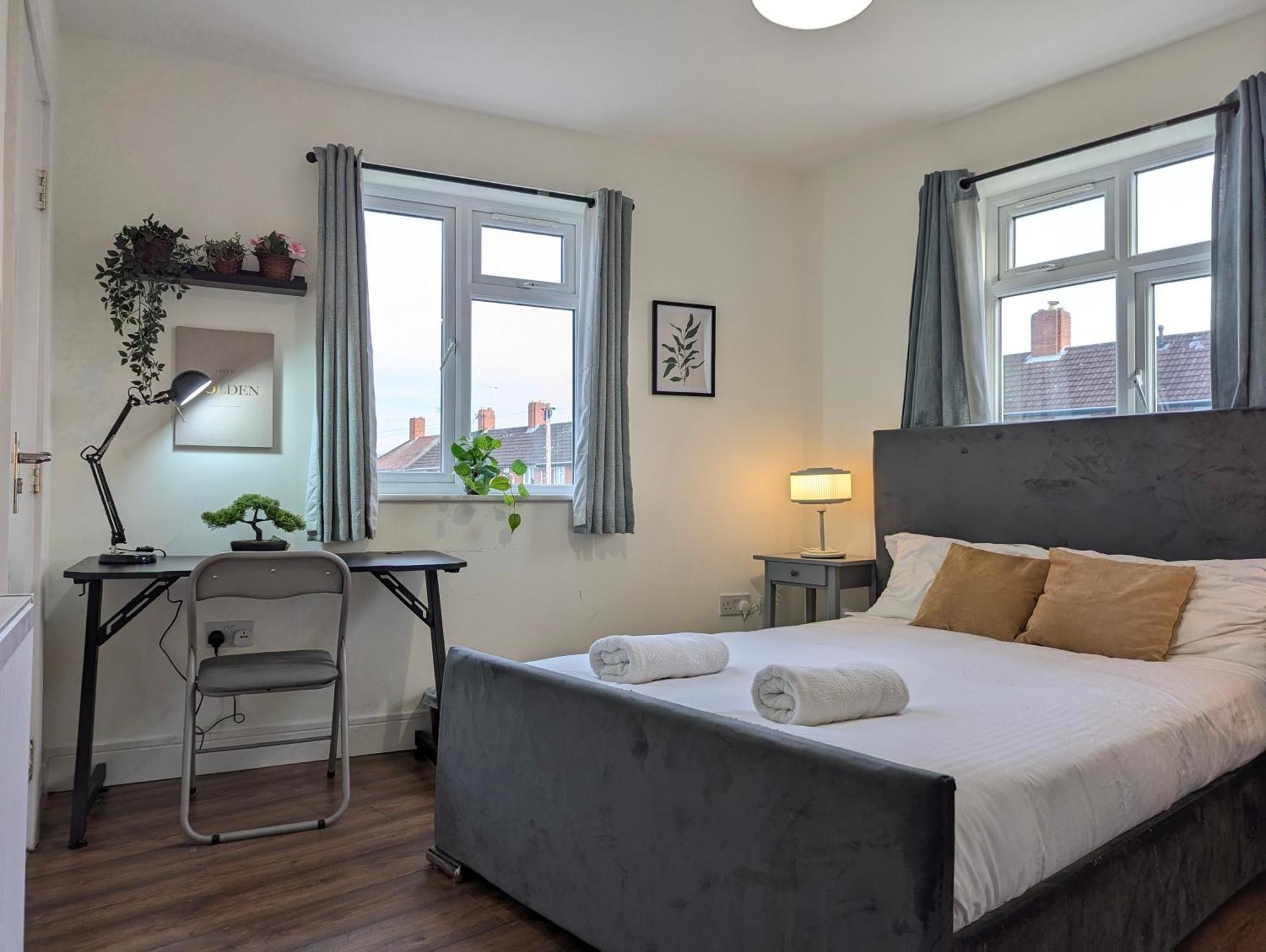 Holiday home 2 Ensuite Bedroom House Near Centre Free Parking