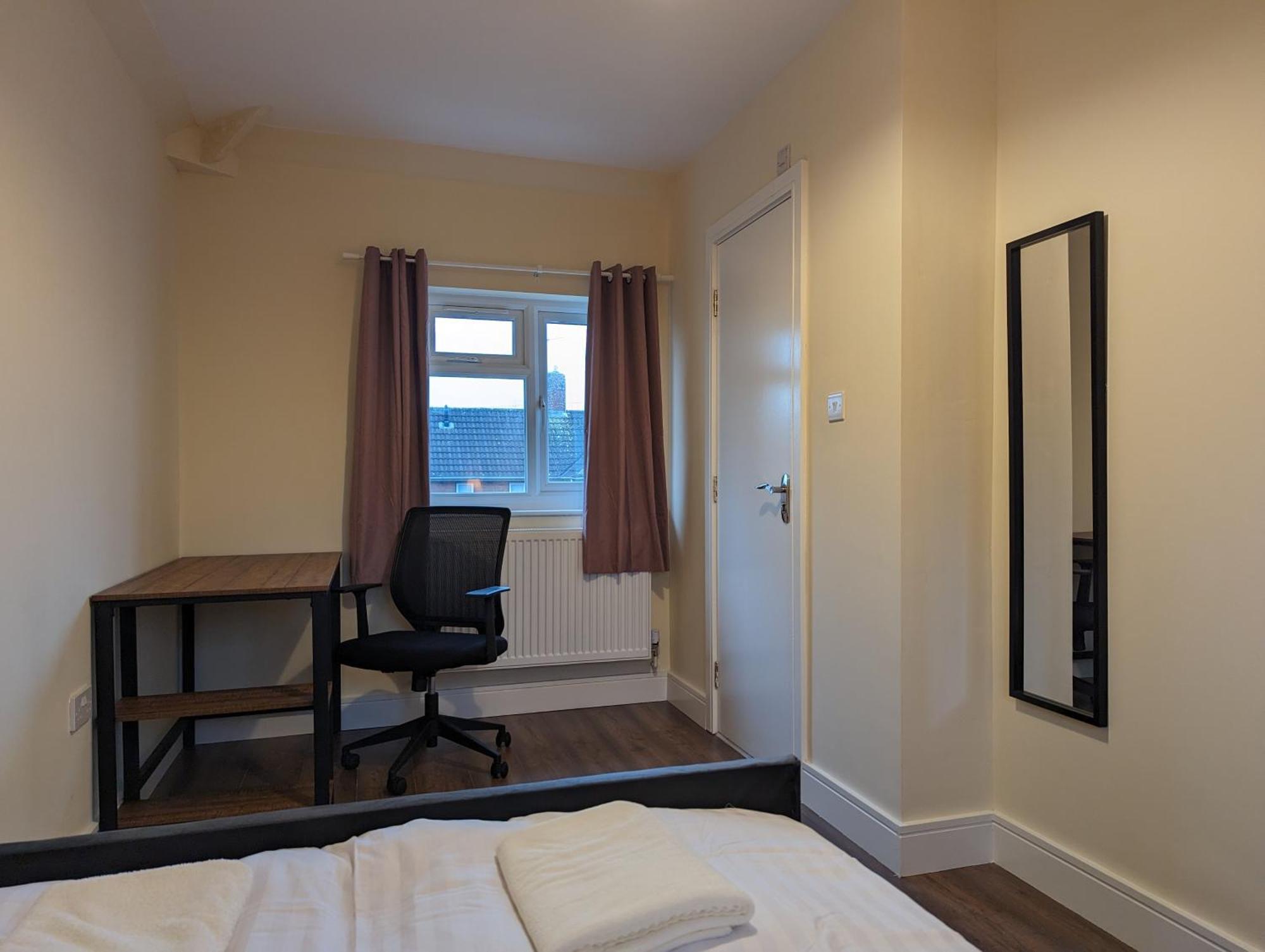 Near City Centre Private Bath Free Parking Holiday home *