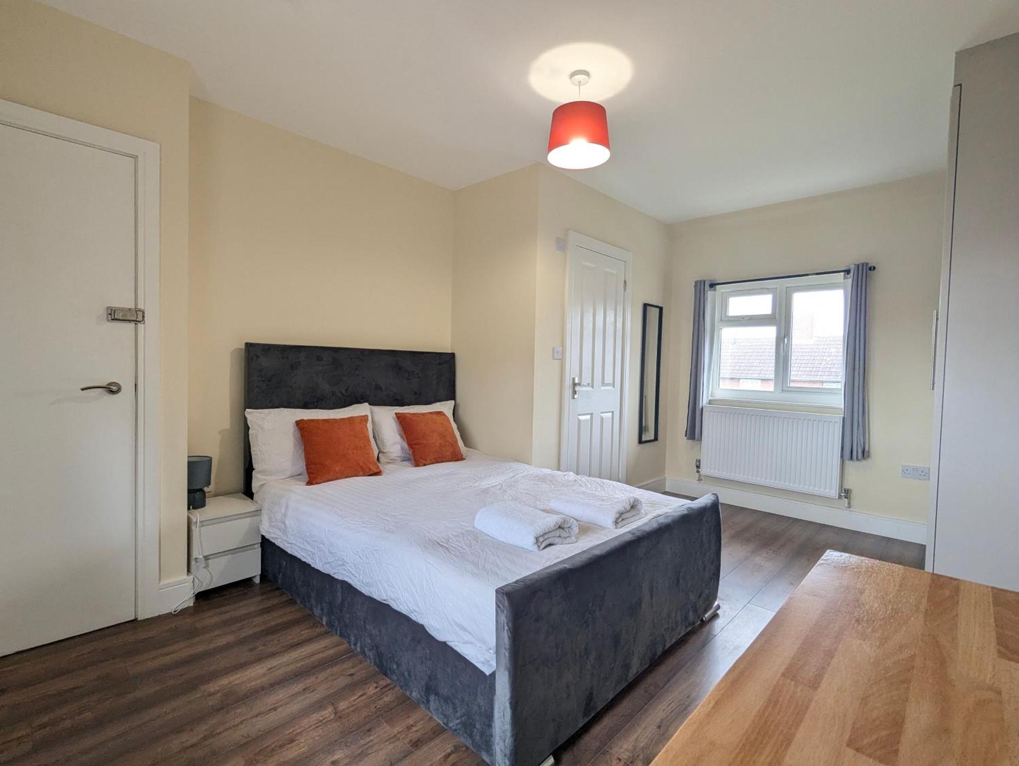 Near City Centre Private Bath Free Parking Holiday home *