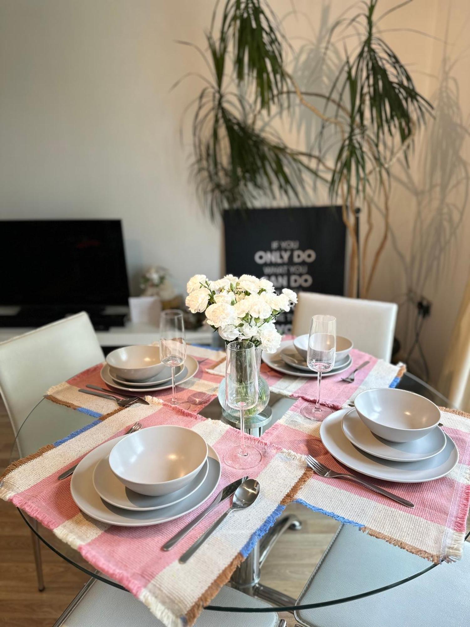 Gorgeous + Attentive Host + Free Parking Apartment *