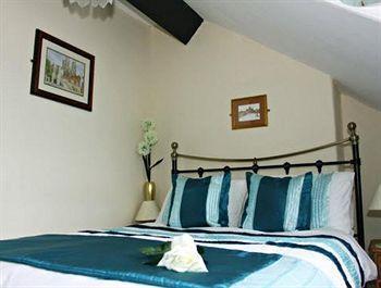 Bowen House 4*