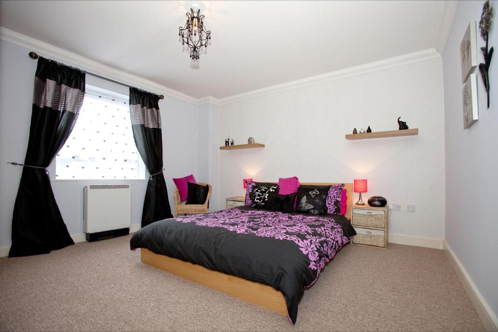 Riverbank View Three Bedroom With Free Parking *