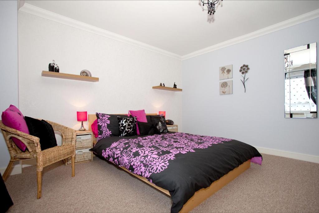 Riverbank View Three Bedroom With Free Parking *