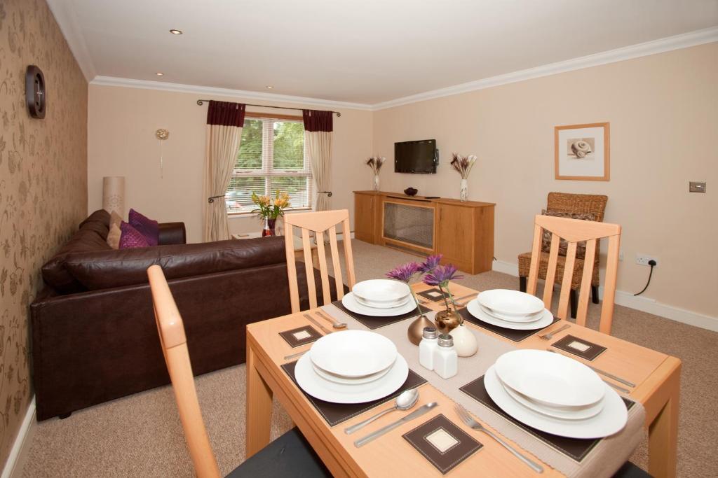 Riverbank View Three Bedroom With Free Parking Apartment