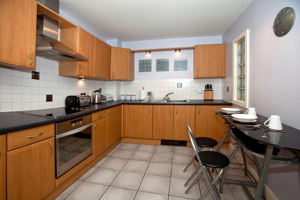 Apartment Riverbank View Three Bedroom With Free Parking *