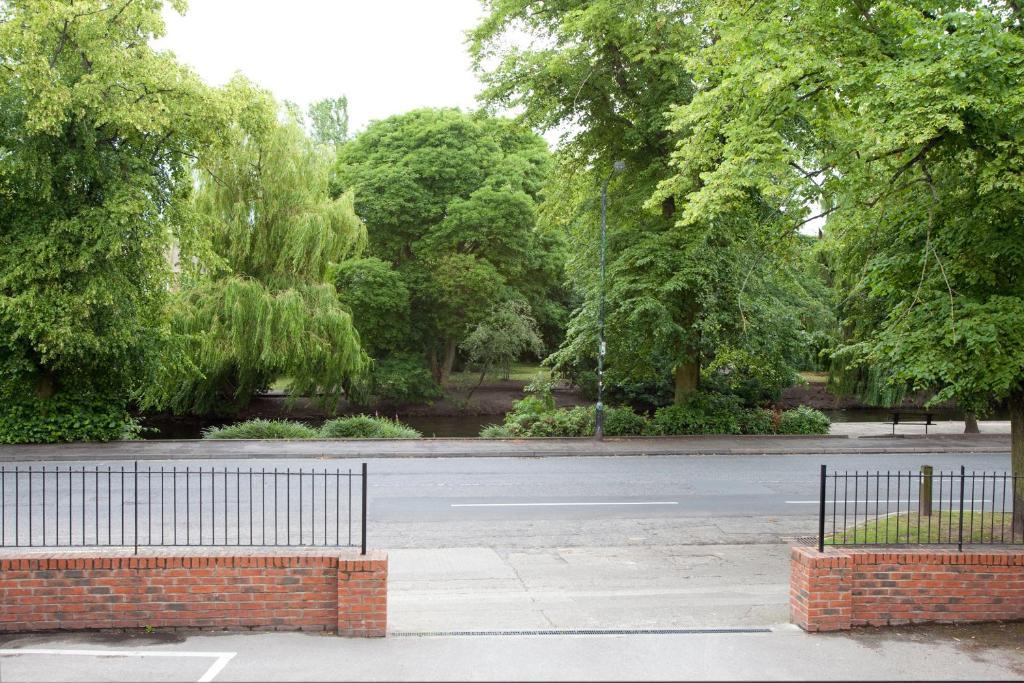 Riverbank View Three Bedroom With Free Parking Apartment *