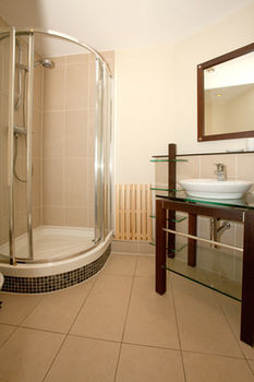 Reubens Court And Apartment *