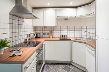 Reubens Court And Apartment
