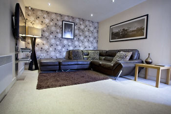 Reubens Court And Apartment *