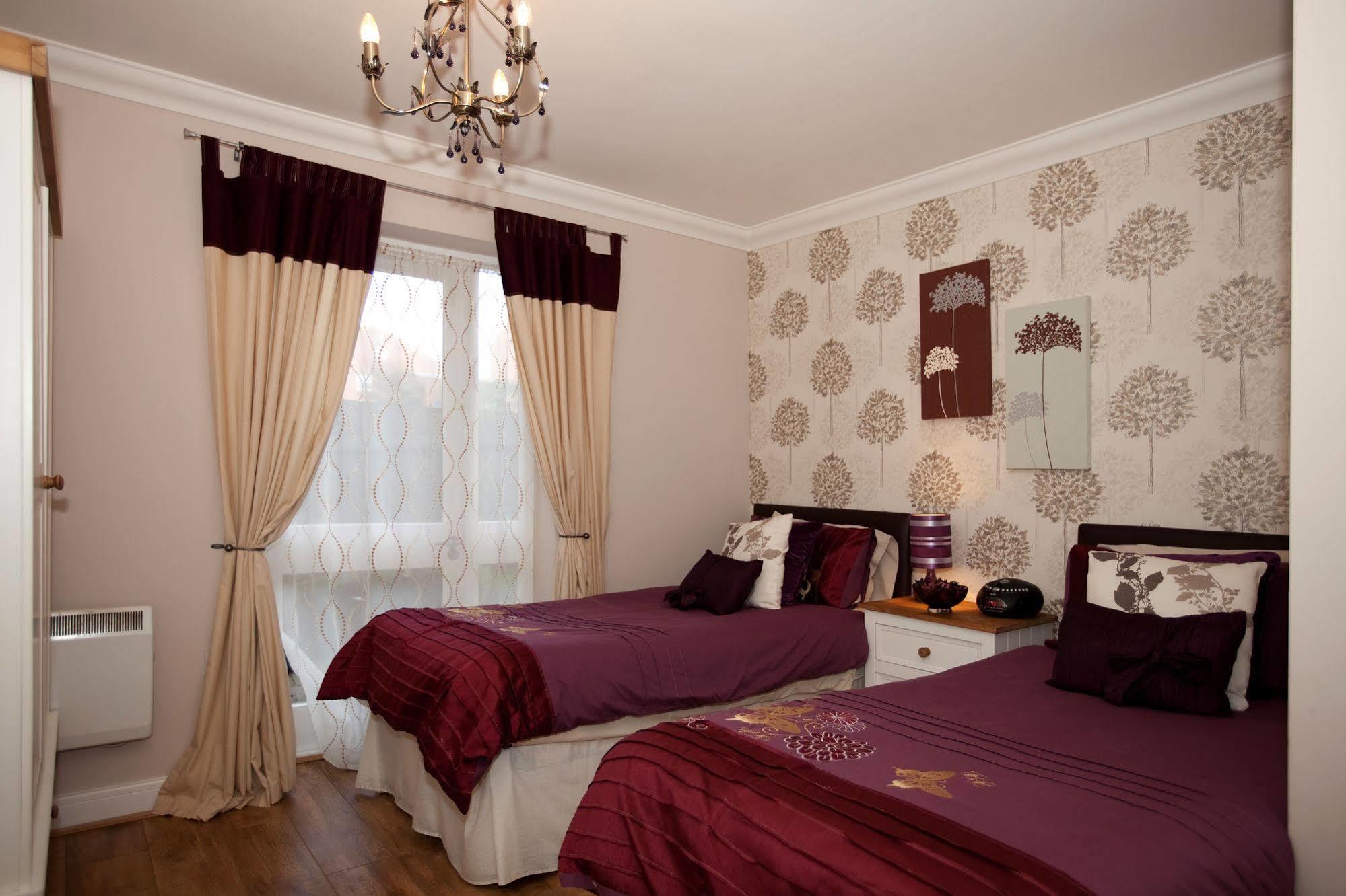 Riverbank View Three Bedroom With Free Parking Apartment