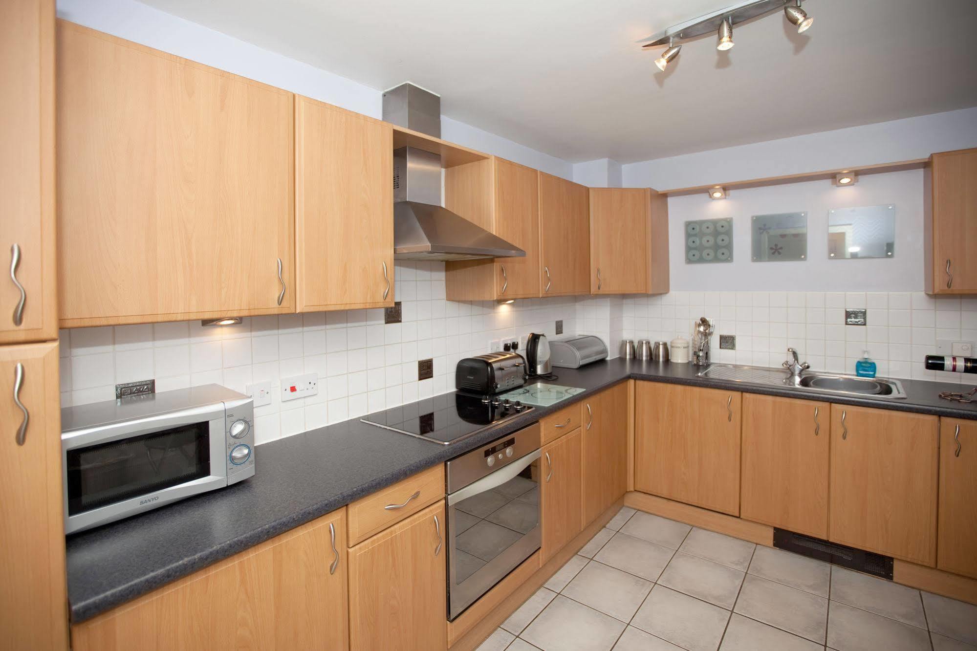 Riverbank View Three Bedroom With Free Parking Apartment *
