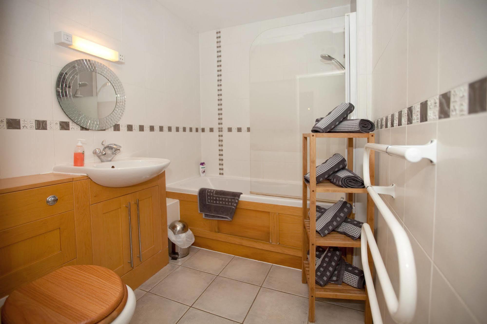 Riverbank View Three Bedroom With Free Parking Apartment York