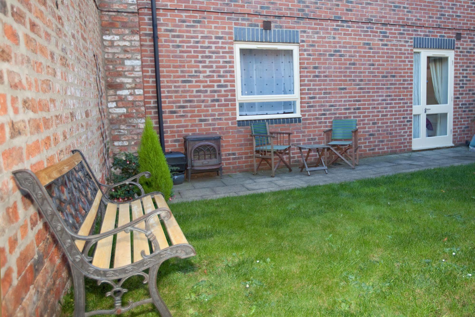 Riverbank View Three Bedroom With Free Parking *