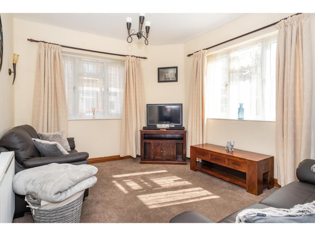 Spacious, Sleeps 5, Near Walls & Free Parking Apartment