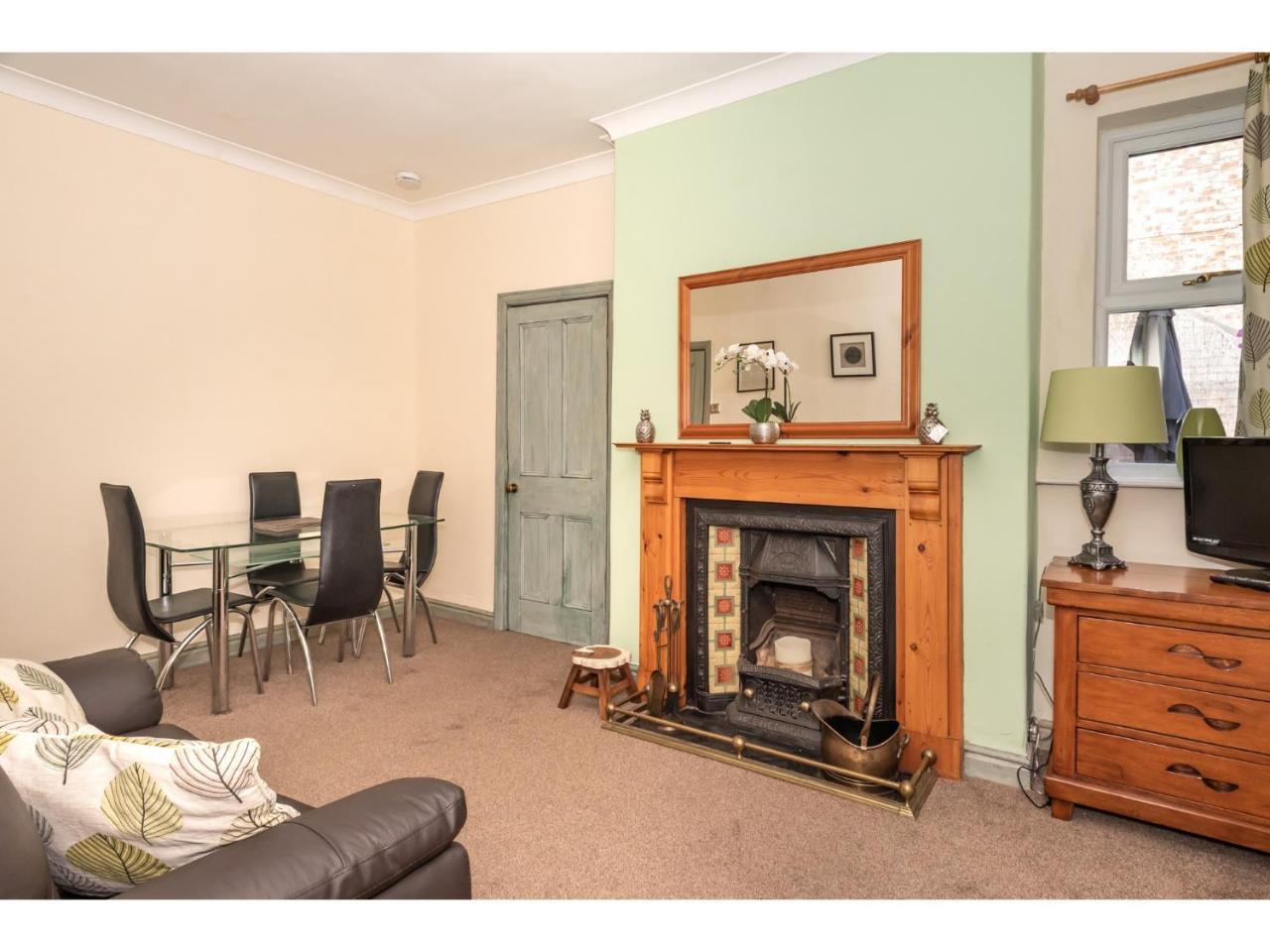Spacious, Sleeps 5, Near Walls & Free Parking *