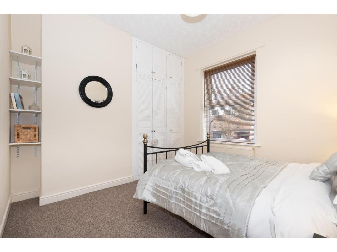 Apartment Beautiful 2 Bed With Free Parking - Pass The Keys