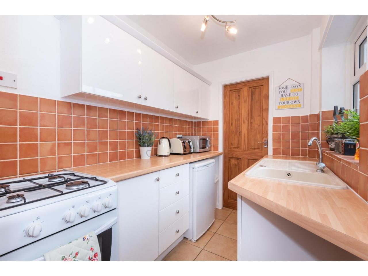 Apartment Beautiful 2 Bed With Free Parking - Pass The Keys *
