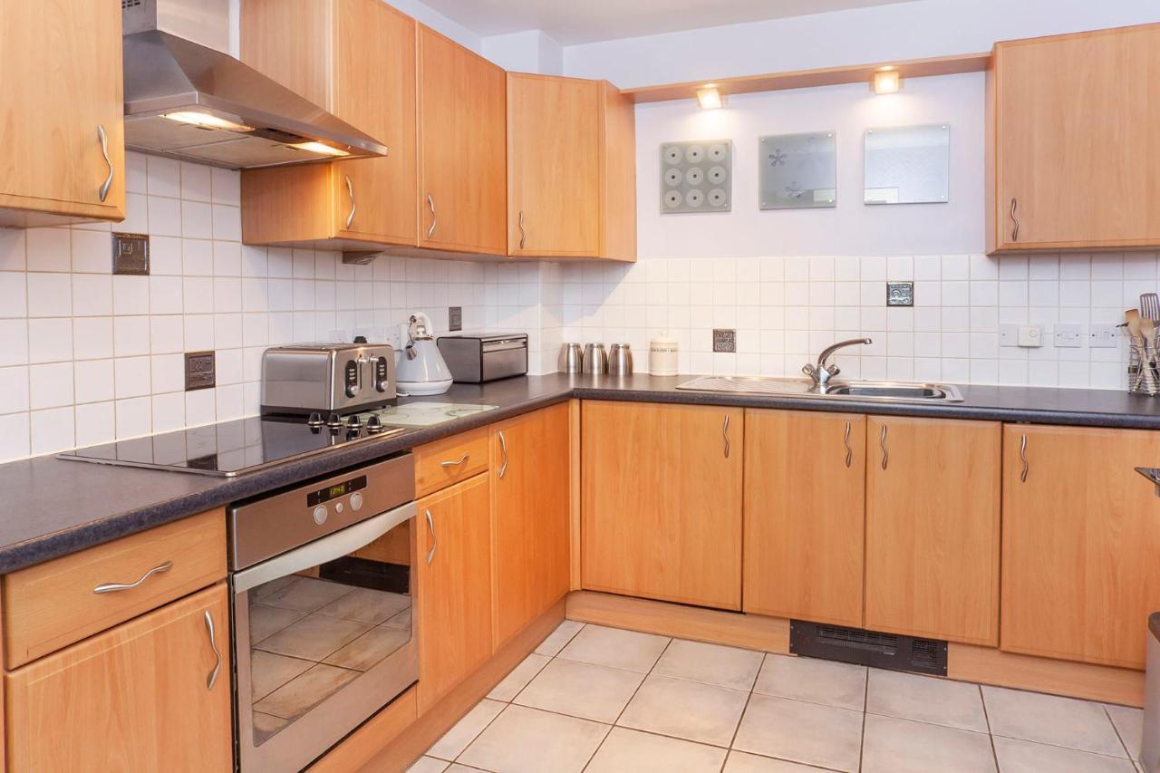 Apartment Riverbank View Three Bedroom With Free Parking *