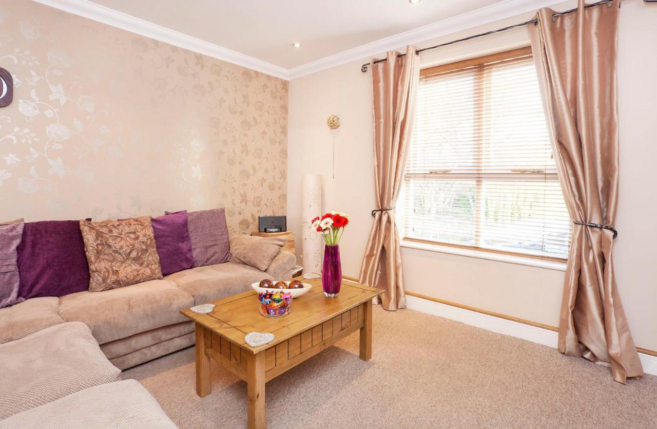 Riverbank View Three Bedroom With Free Parking
