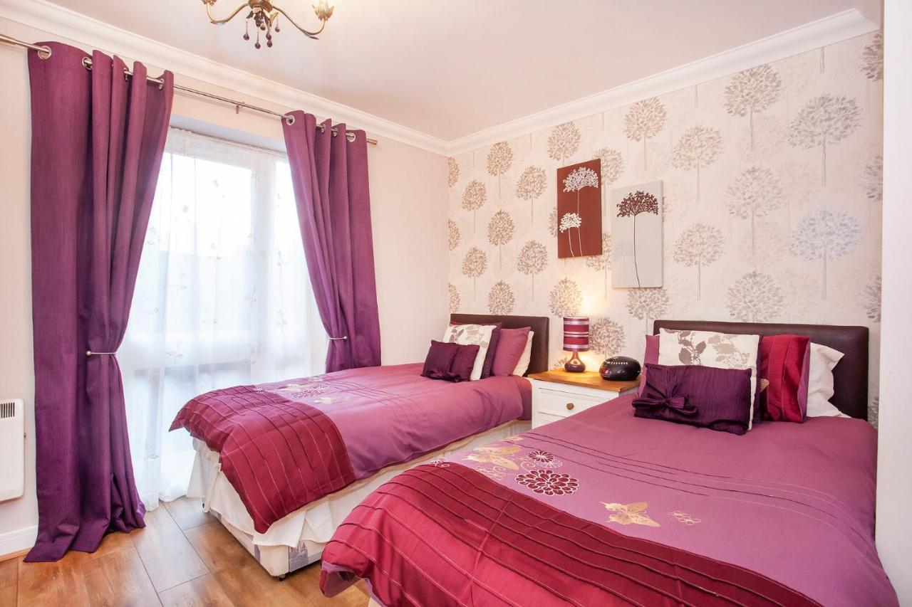 Riverbank View Three Bedroom With Free Parking Apartment