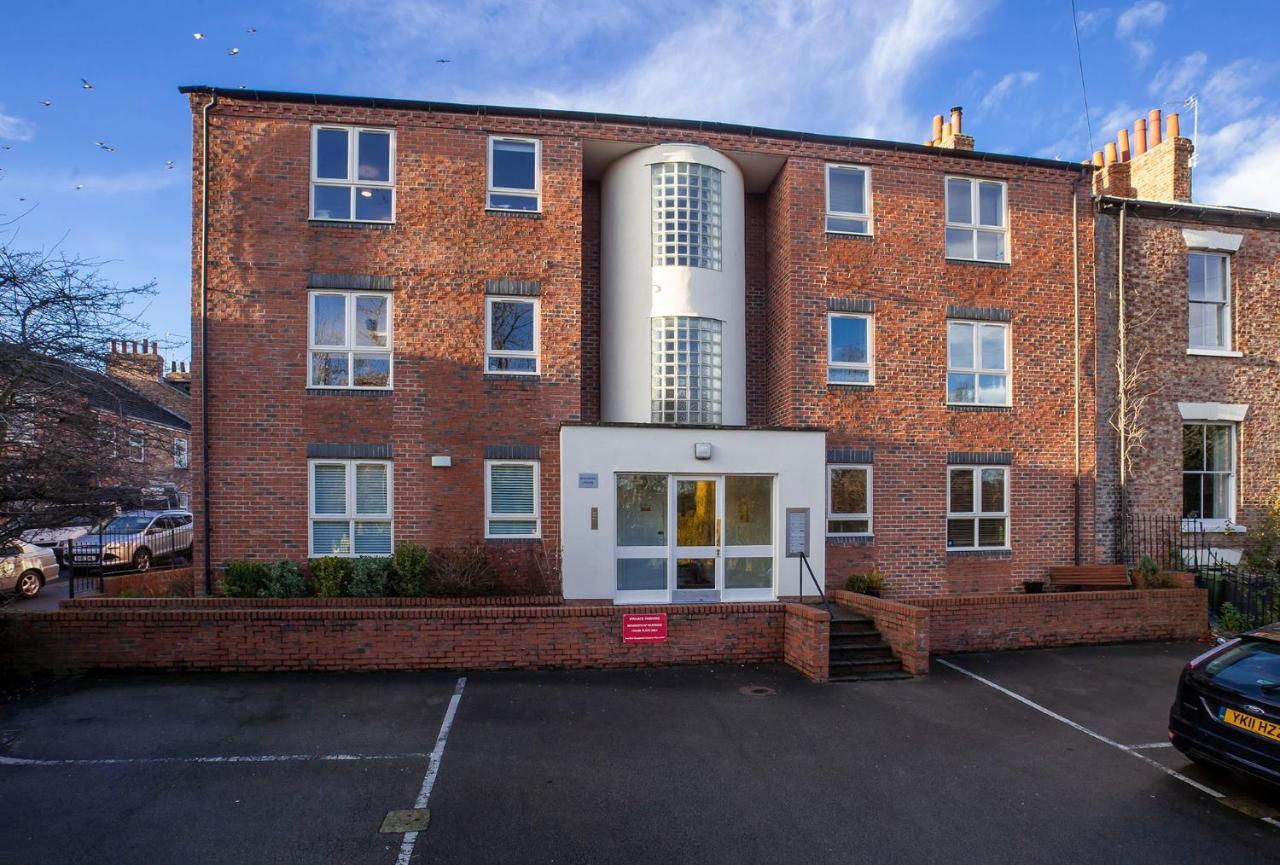 Riverbank View Three Bedroom With Free Parking Apartment