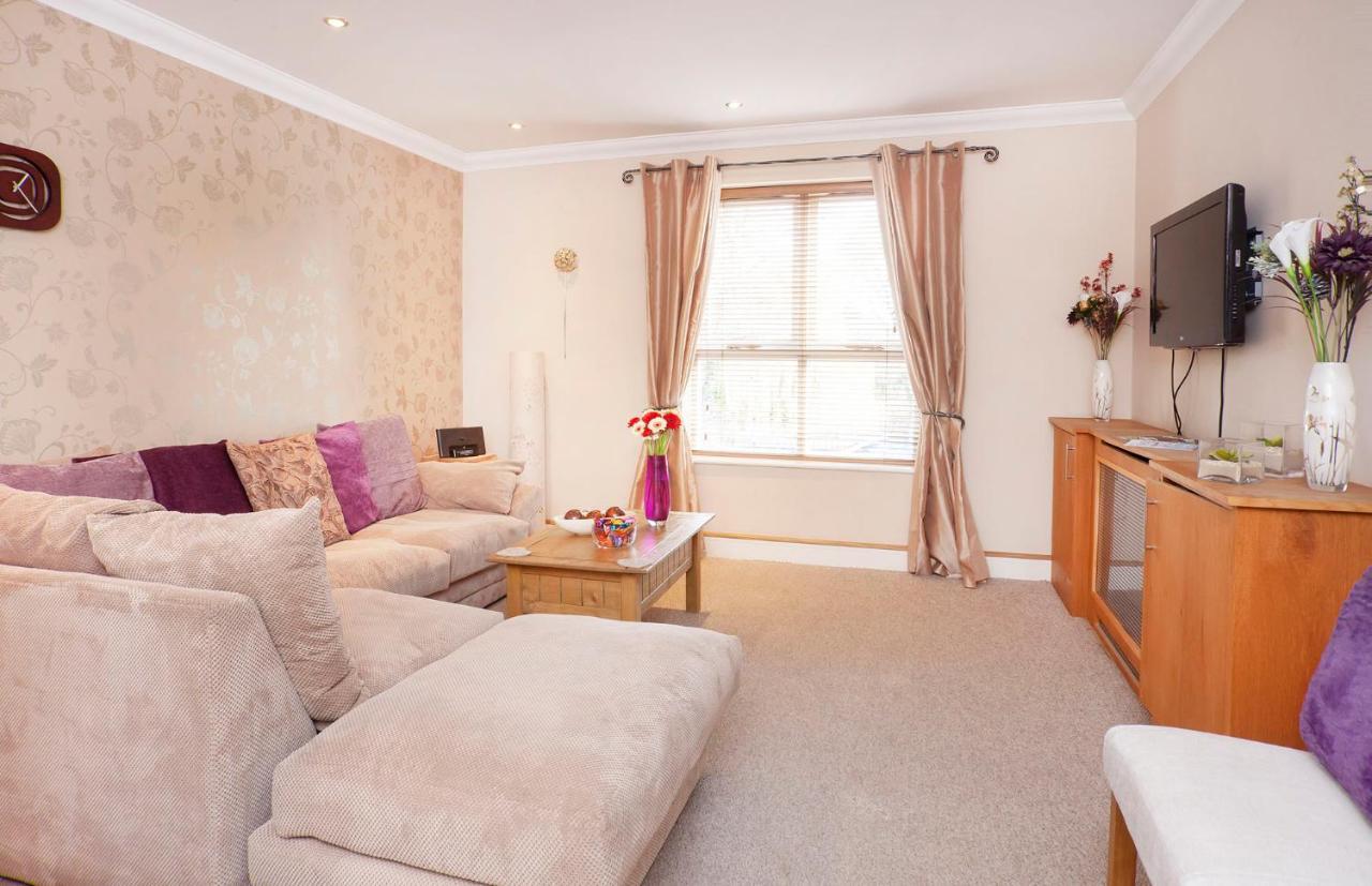 Riverbank View Three Bedroom With Free Parking Apartment *