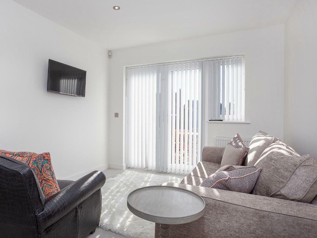 White House Apartments-free Parking 1 Car Per Apartment York