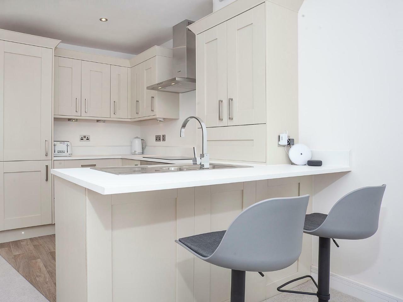 White House Apartments-free Parking 1 Car Per Apartment York