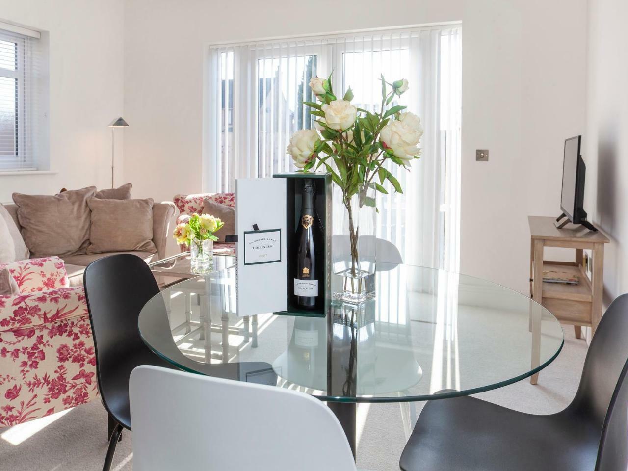 White House Apartments-free Parking 1 Car Per Apartment *