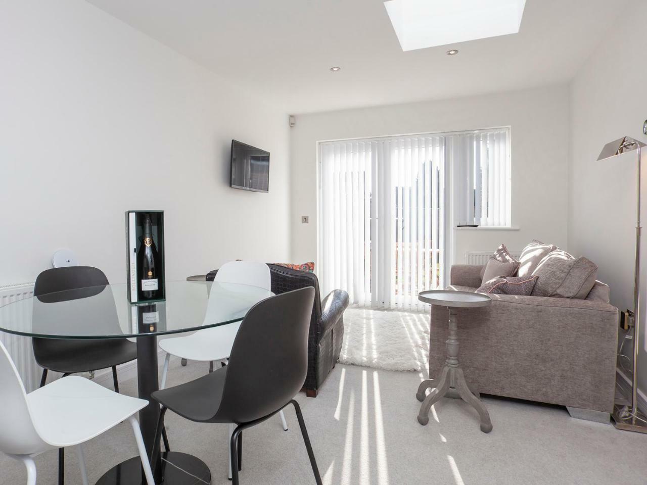 White House Apartments-free Parking 1 Car Per Apartment York