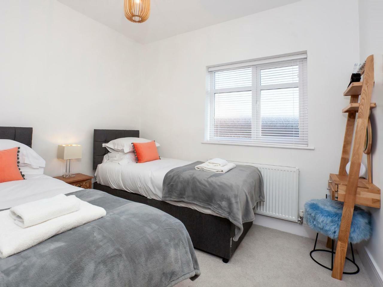 White House Apartments-free Parking 1 Car Per