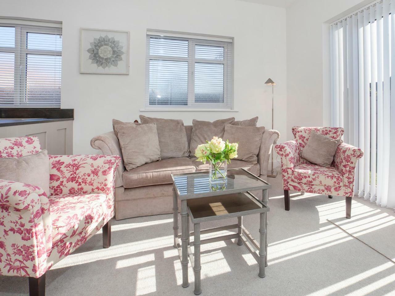 White House Apartments-free Parking 1 Car Per
