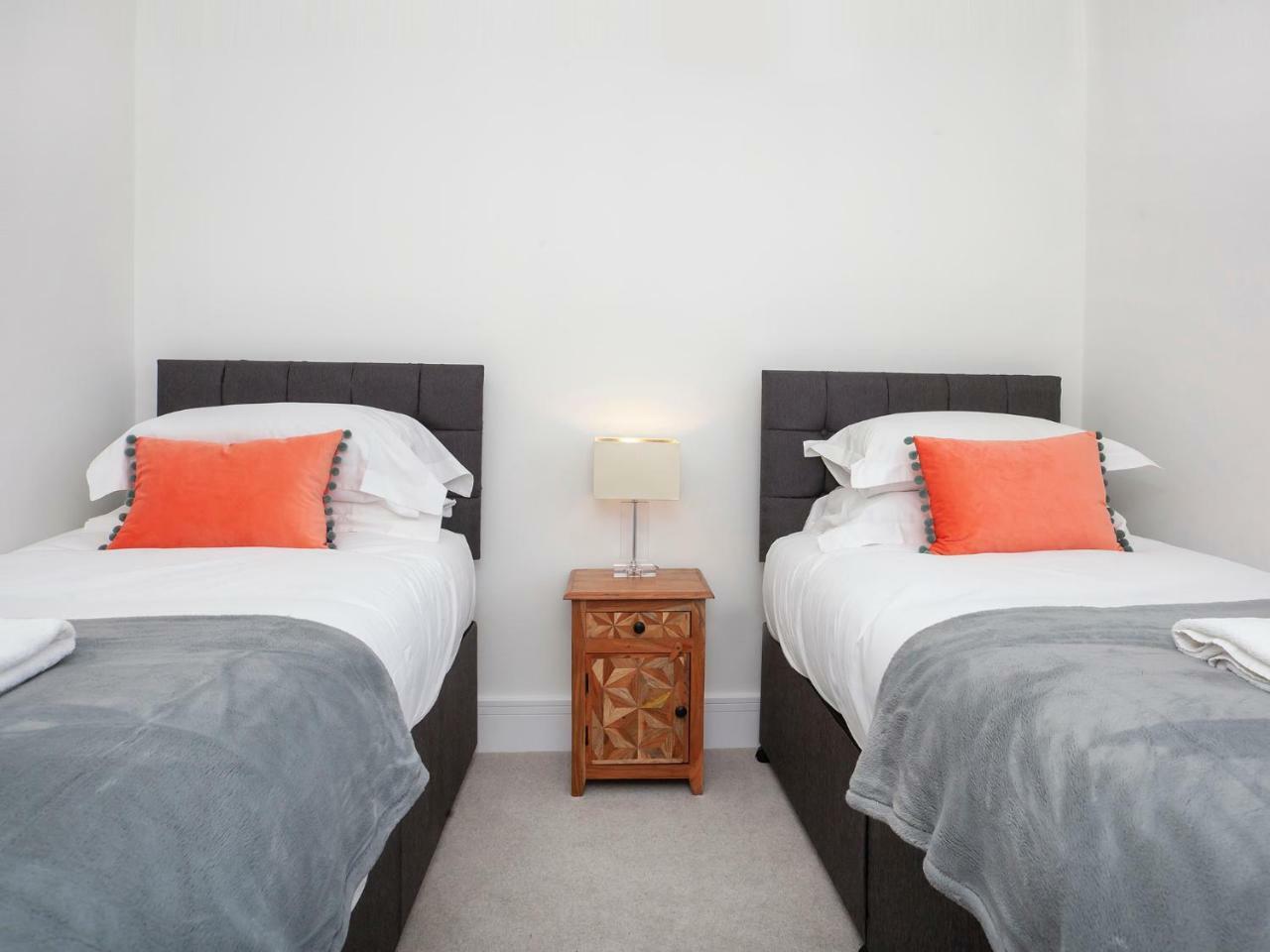 White House Apartments-free Parking 1 Car Per * York