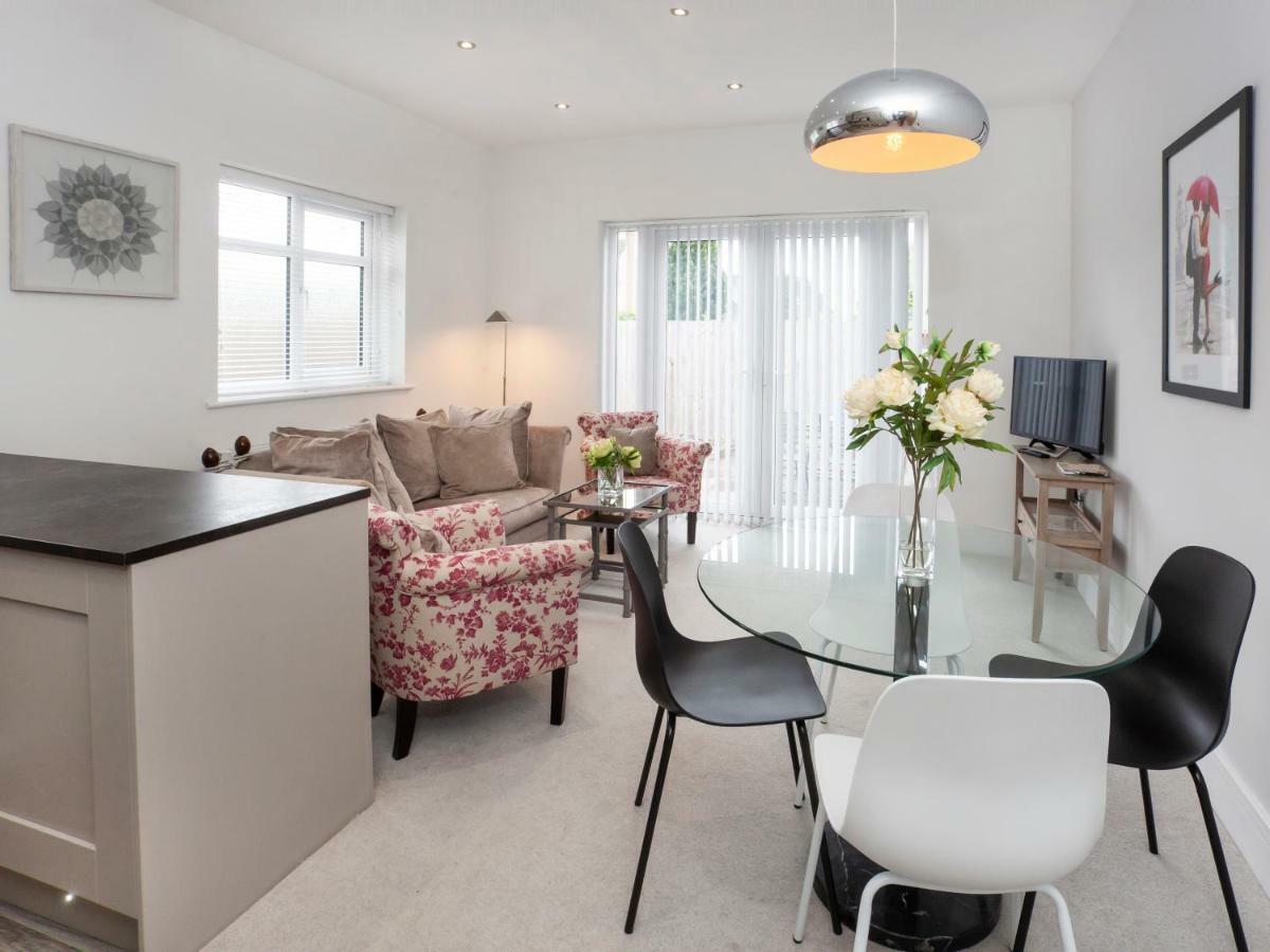 White House Apartments-free Parking 1 Car Per Apartment