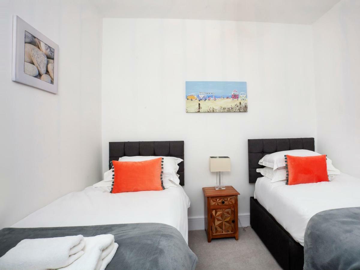 White House Apartments-free Parking 1 Car Per