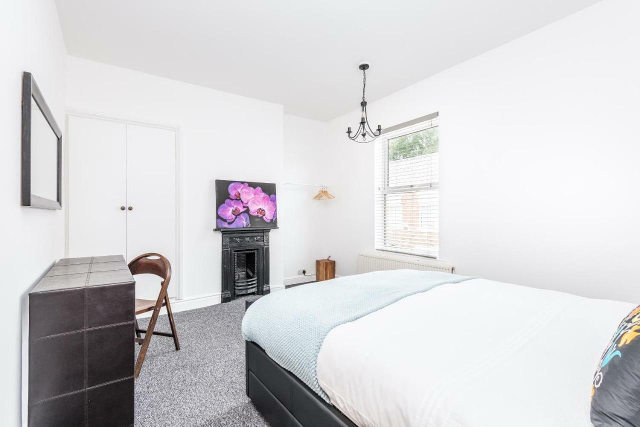 Beautiful Riverside Walk To Centre In 15mins! Holiday home *