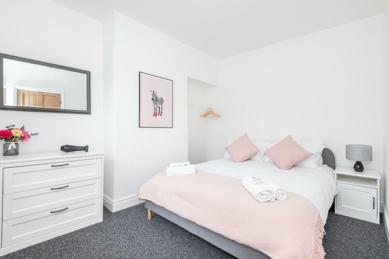 Beautiful Riverside Walk To Centre In 15mins! Holiday home *