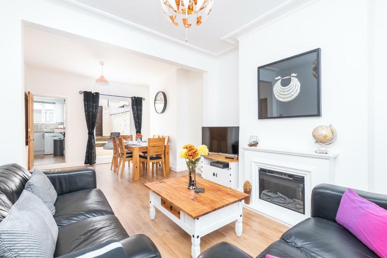 Beautiful Riverside Walk To Centre In 15mins! Holiday home *