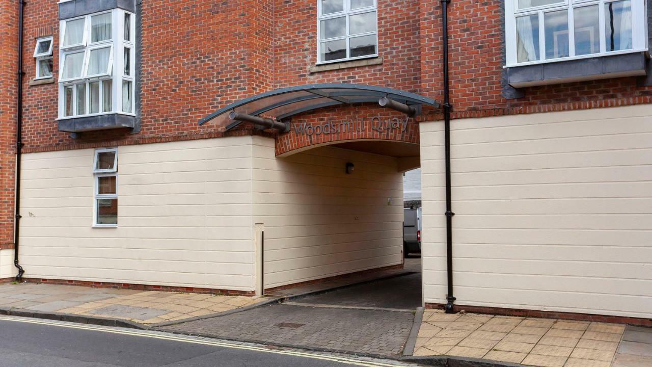 Centre Riverside Apartment-central Location York